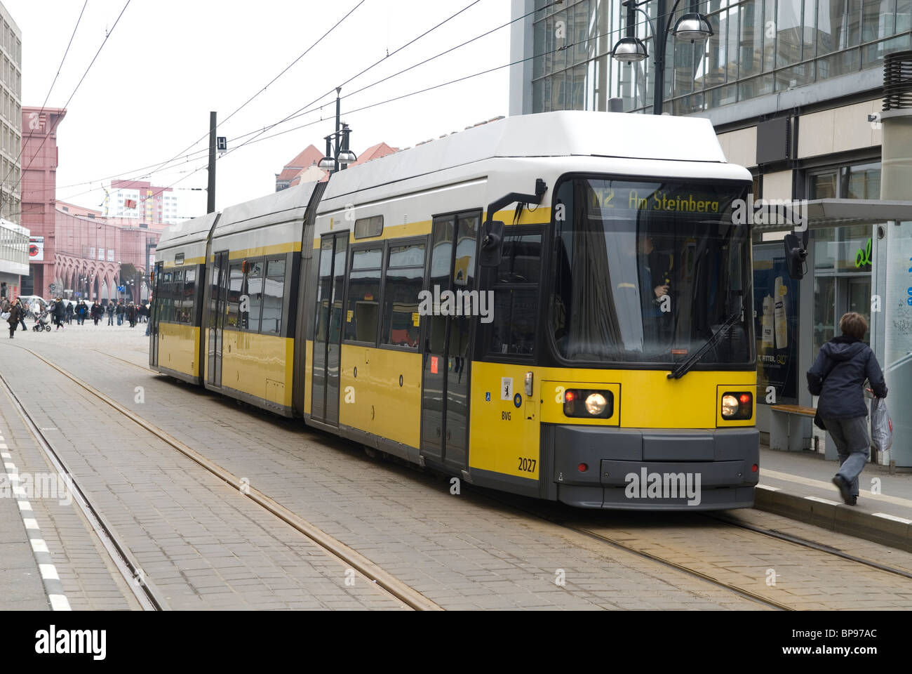 Tramway jaune dans la ville de Berlin Allemagne Banque D'Images