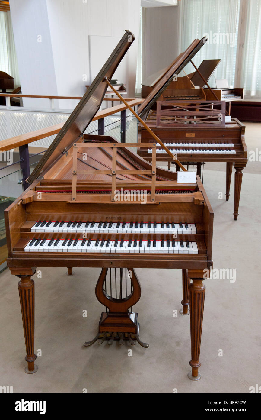 Vieux cembalos sur l'affichage à l'Hard Museum ou Musée des Instruments de musique à Mitte Berlin Allemagne Banque D'Images