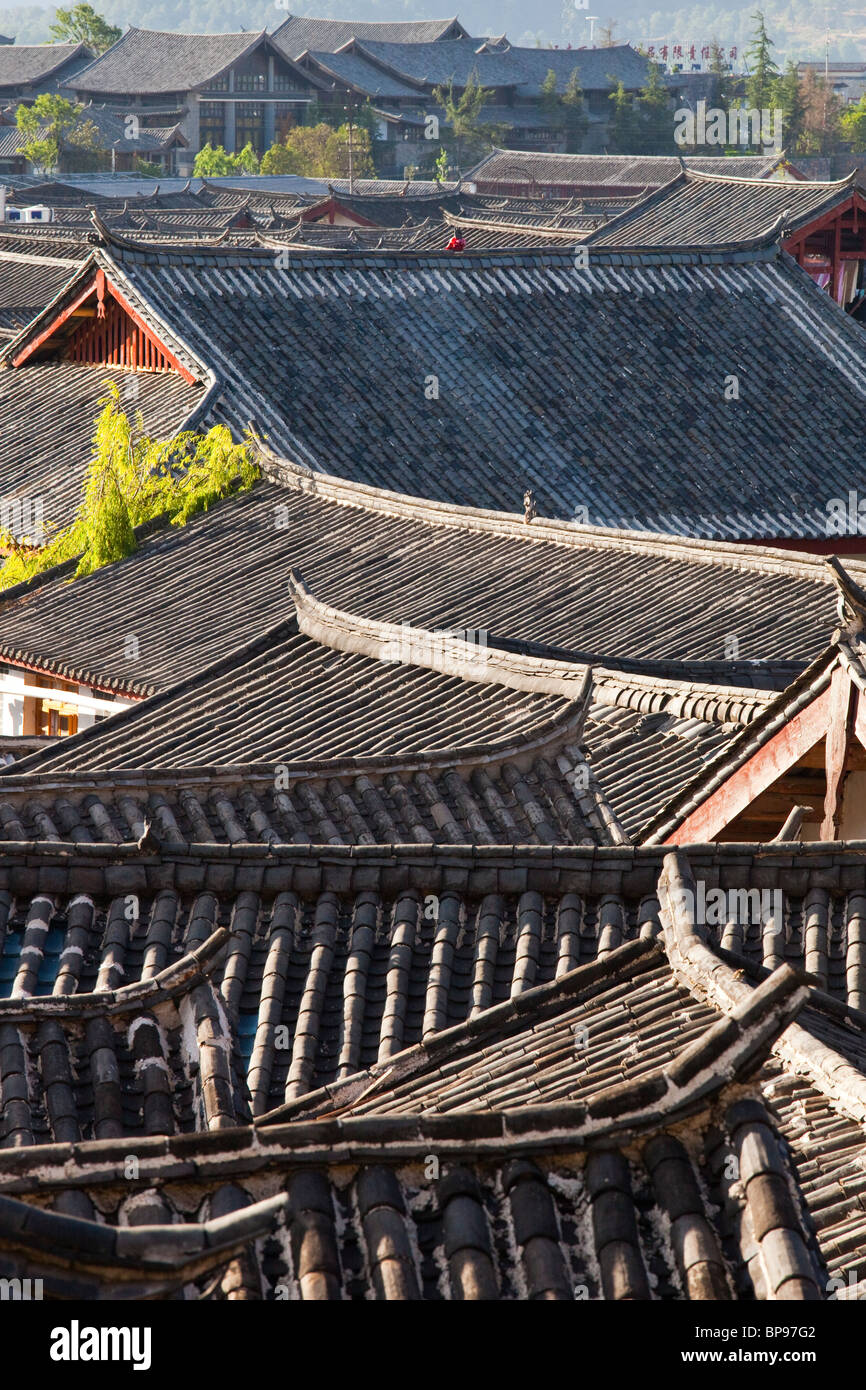 Vue sur les toits de la vieille ville de Lijiang, Yunnan Province, China Banque D'Images