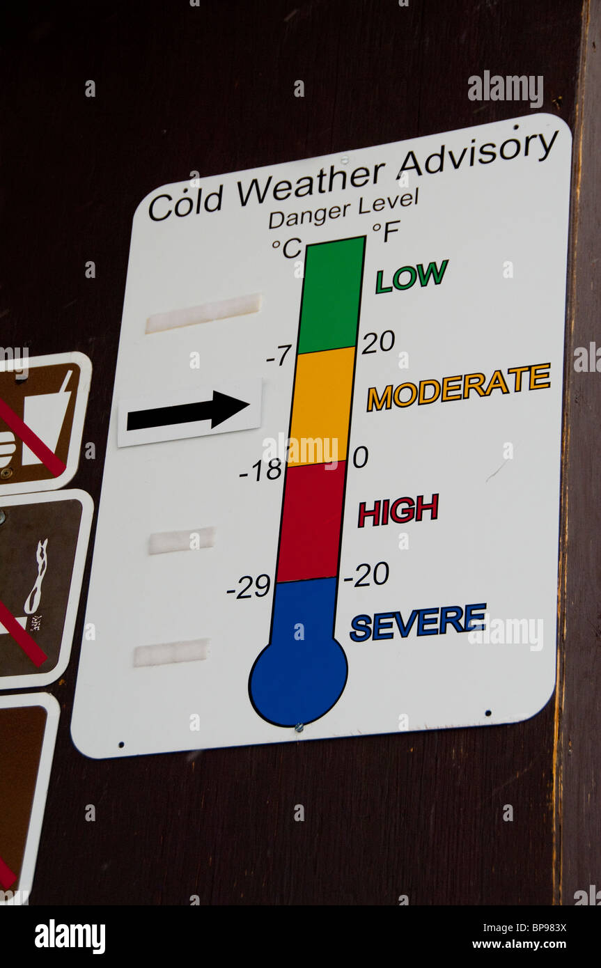 USA, Wyoming. Le Parc National de Yellowstone, Upper Geyser Basin. Zone Old Faithful, hiver froid signe consultatif. Banque D'Images