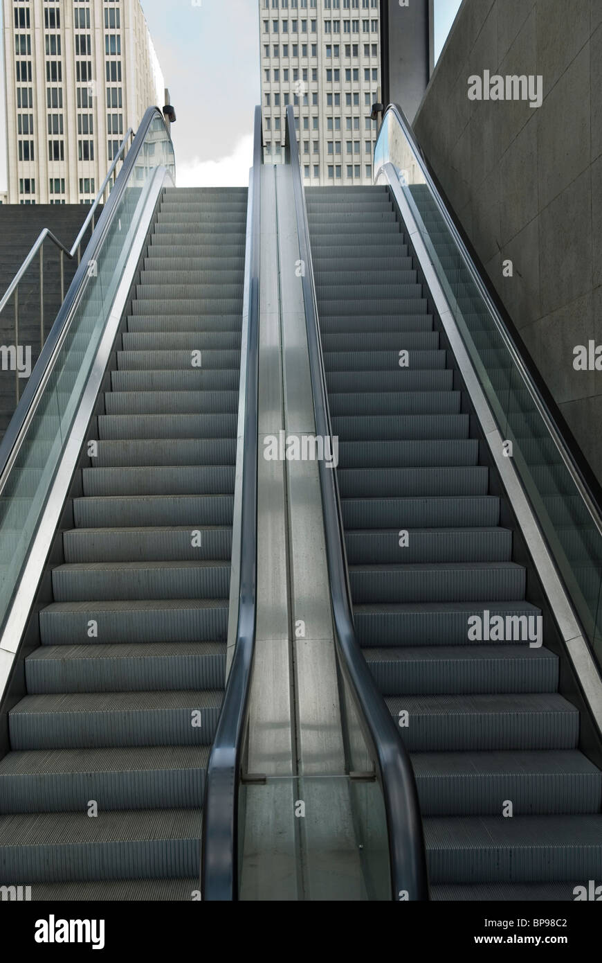 Escaliers mécaniques au Banhof Potsdamer Platz Berlin Allemagne ville construction ferroviaire Banque D'Images
