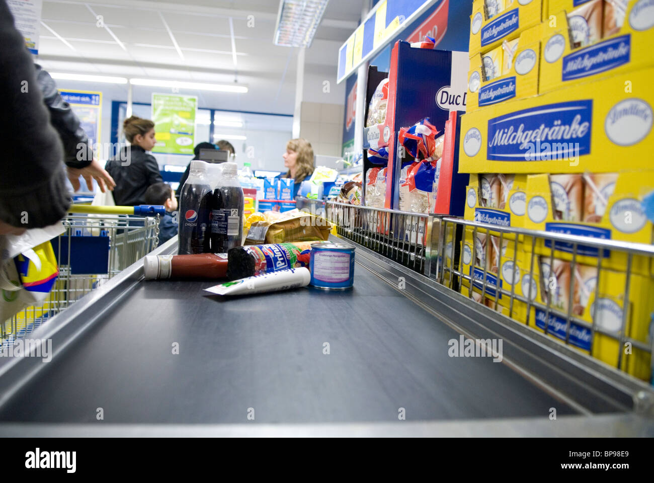 La caissière à Shoppers en supermarché Aldi Allemagne Berlin Banque D'Images