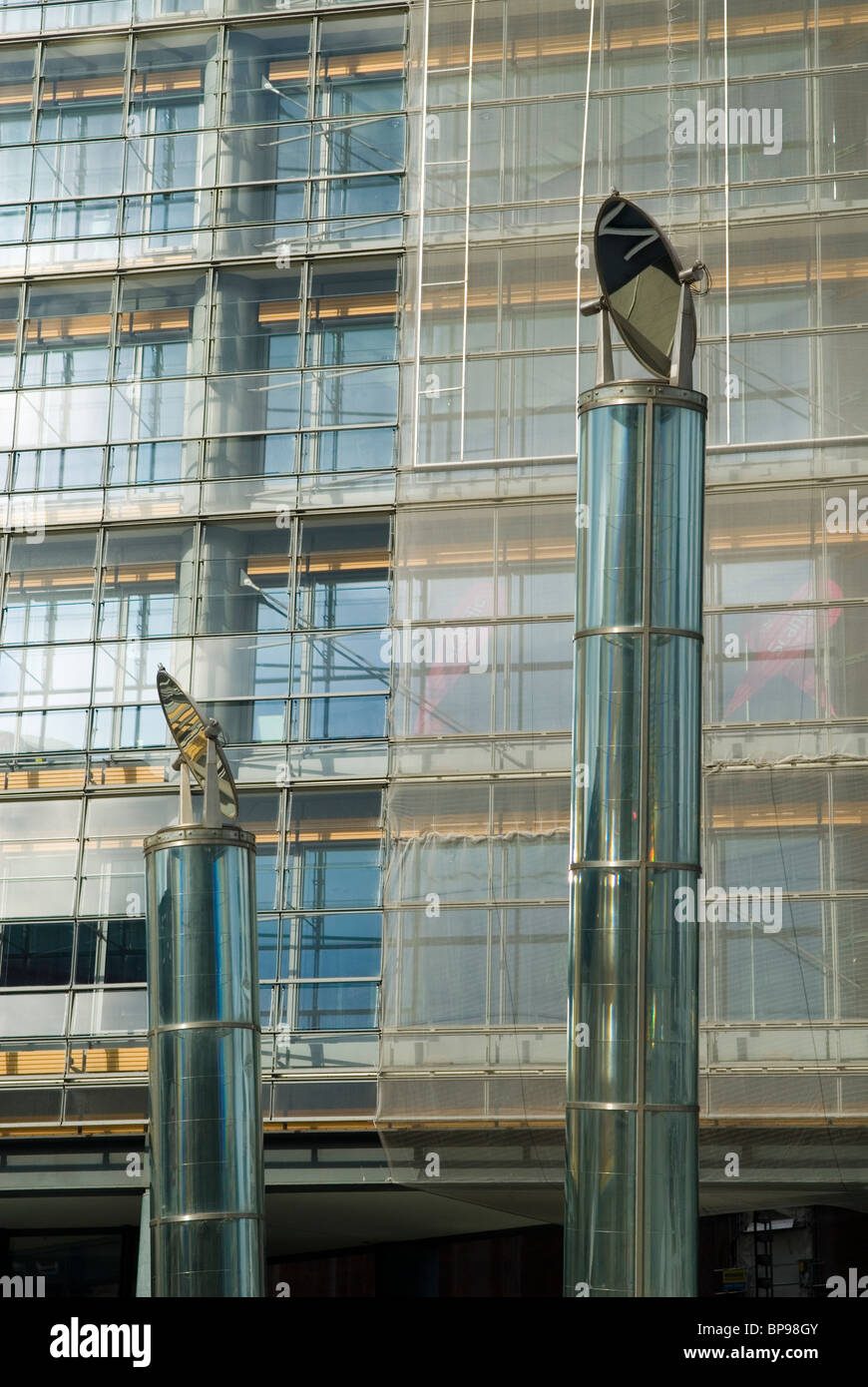 Les producteurs d'électricité solaire à l'extérieur de Postdamer Platz construction ferroviaire Banque D'Images