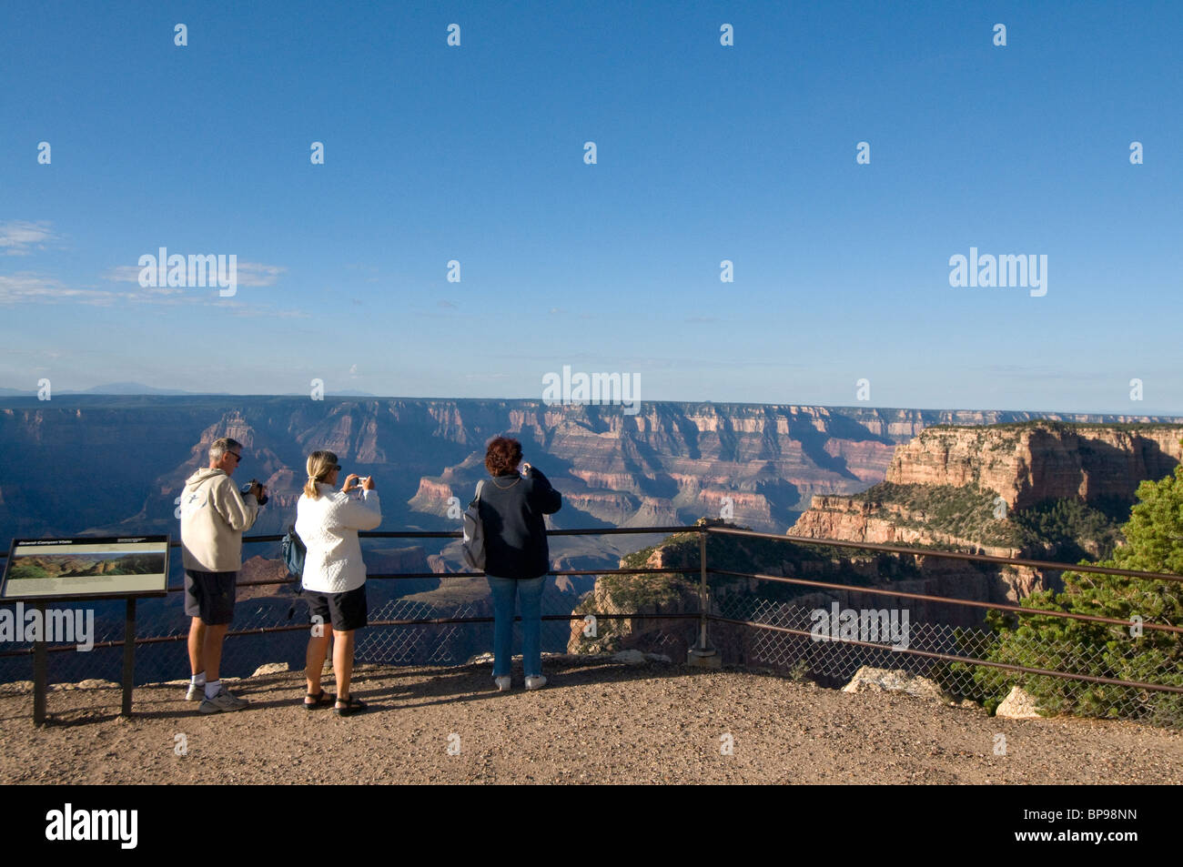 Les touristes sur la rive nord du Grand Canyon à partir de Cape Royal Banque D'Images