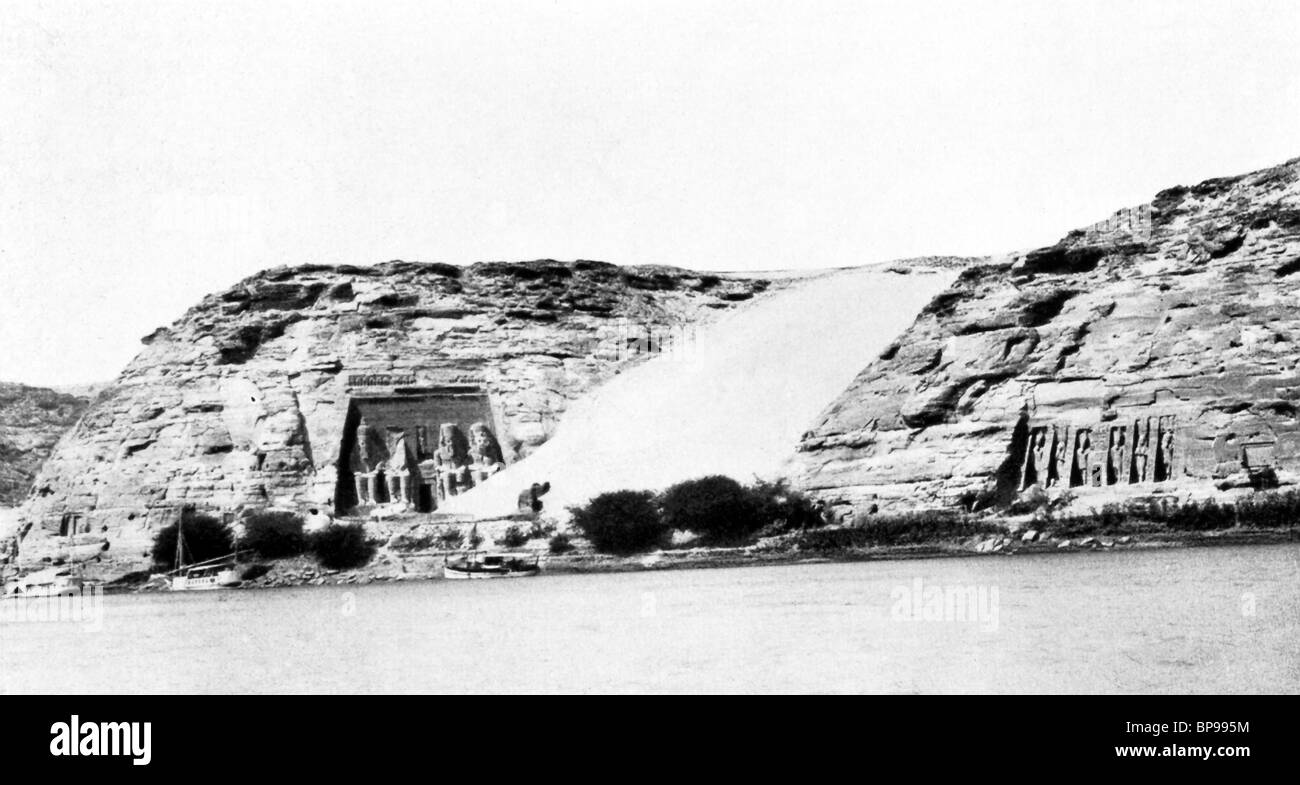 Une accumulation de sable peuvent être vu ce début des années 1920, photo du Grand Temple à gauche et à droite le petit temple à Abou Simbel. Banque D'Images
