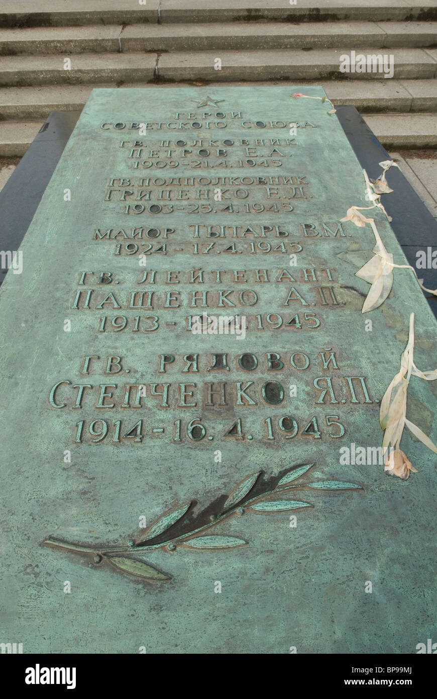 Inscription à la mémorial de guerre soviétique Tiergarten Berlin Allemagne Banque D'Images