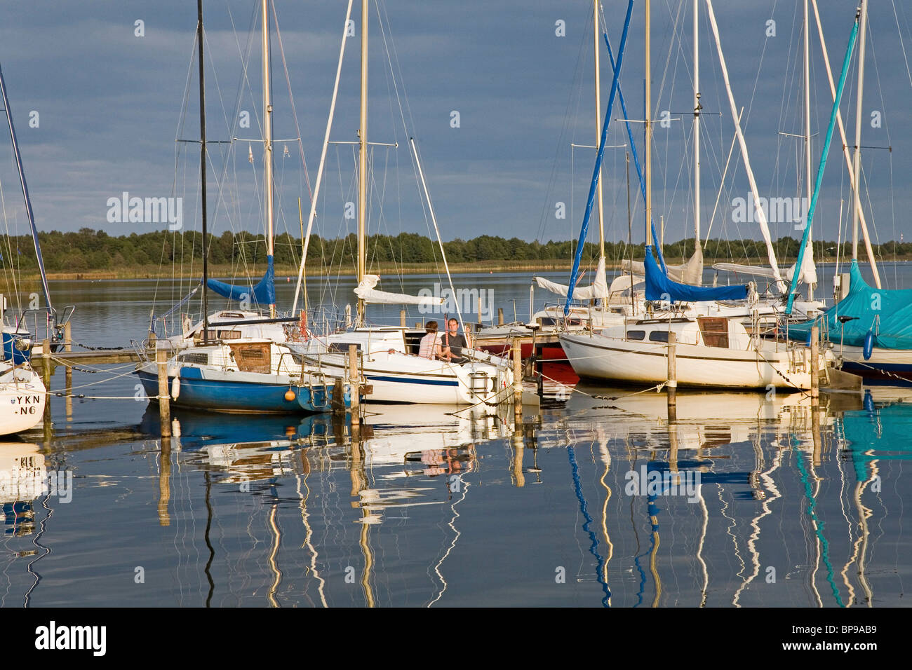 Yachts amarrés, lac Steinhuder réflexions, Basse-Saxe, Allemagne Banque D'Images