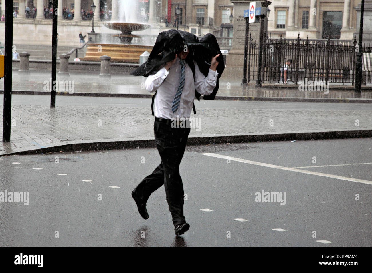 Un homme sous la pluie à Londres Banque D'Images