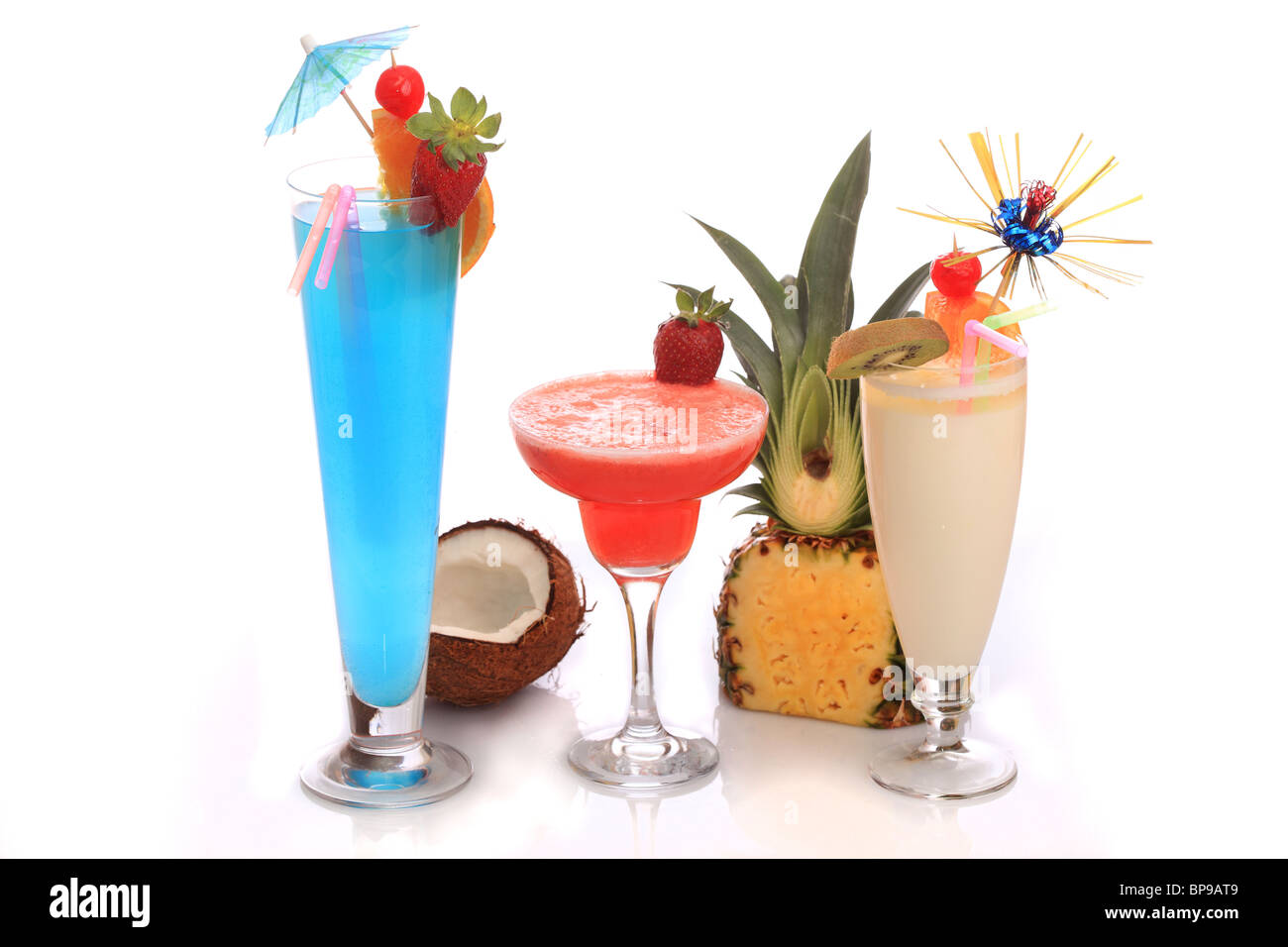 Cocktails décoré (Pina Colada, Margarita Fraise et Lagon bleu) sur fond blanc. Banque D'Images