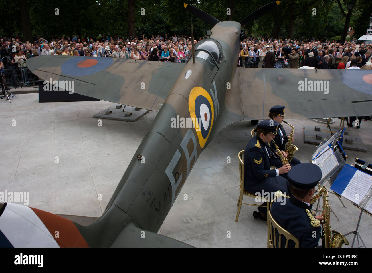 Les musiciens jouent de la RAF près de full-size replica Spitfire au 70e anniversaire de la SECONDE GUERRE MONDIALE Bataille d'Angleterre. Banque D'Images