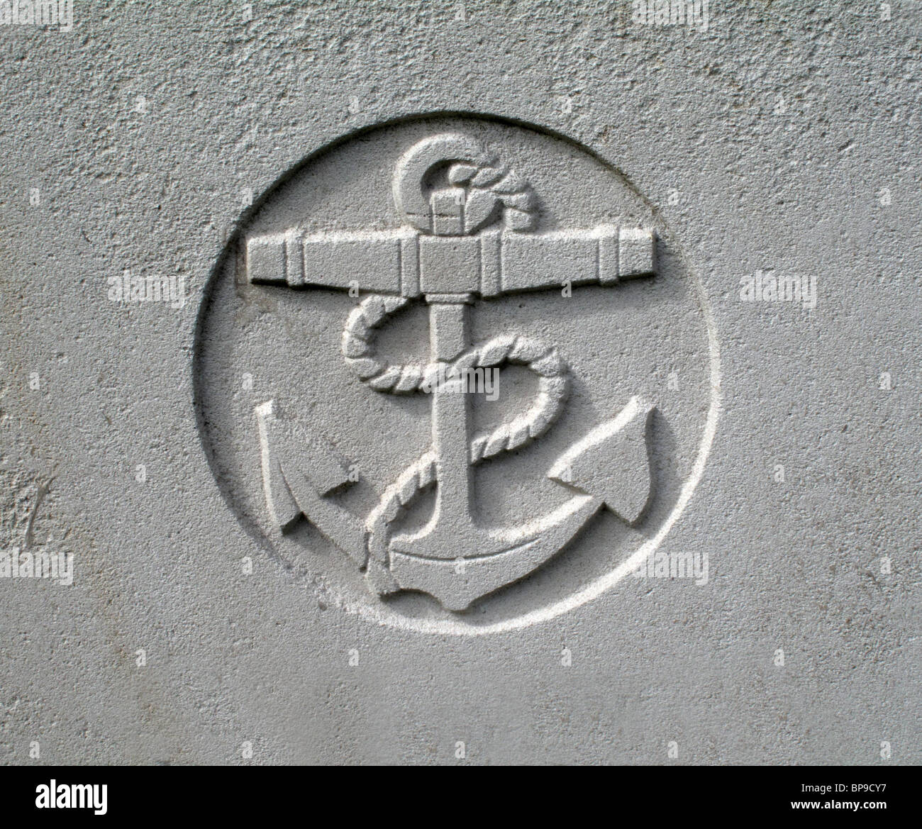 Le symbole d'une ancre marine sur une pierre tombale d'un officier de marine tués pendant la seconde guerre mondiale. Banque D'Images