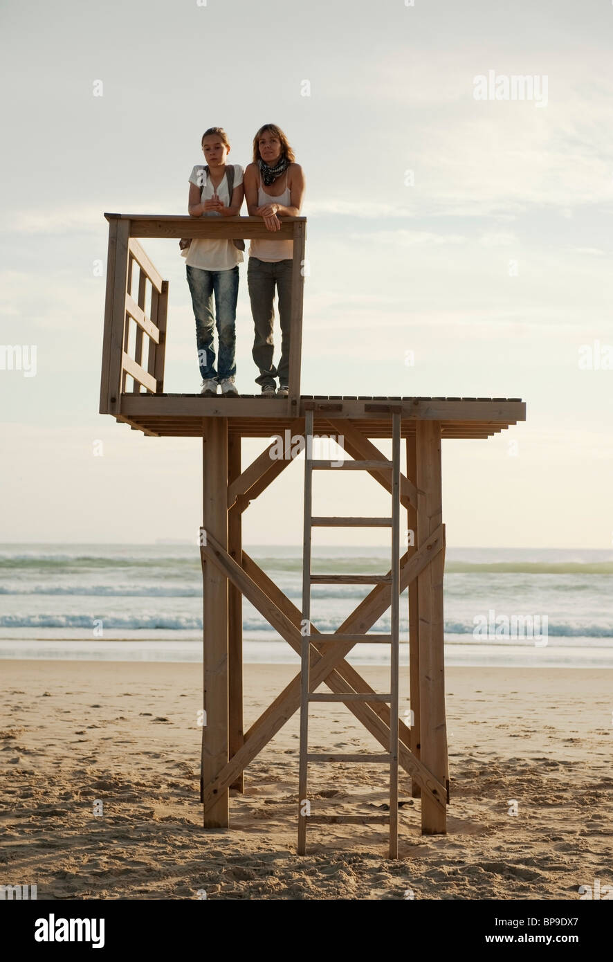 Tarifa, Cadix, Andalousie, Espagne ; une mère et sa fille debout sur une tour en bois sur la plage de los lances le long de la costa de la luz Banque D'Images