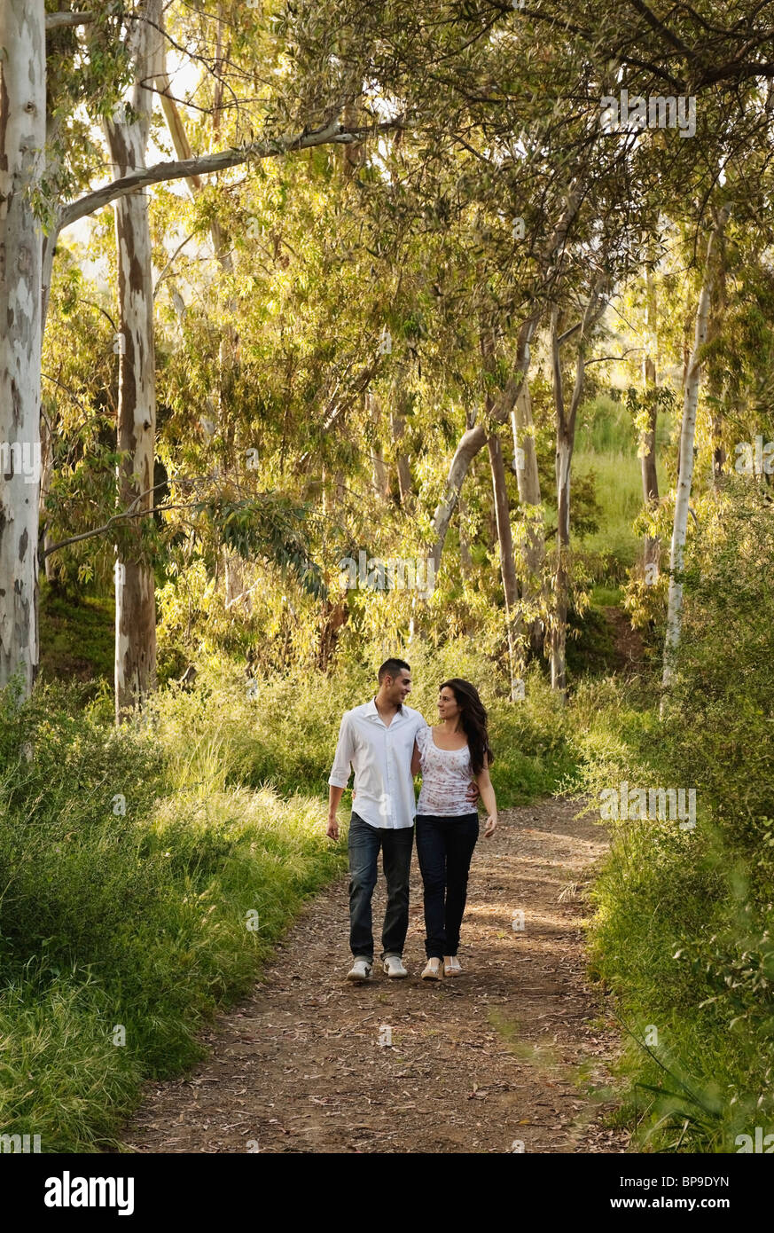 Benalmadena Costa, Malaga, Andalousie, Espagne ; un couple marchant dans un chemin ensemble Banque D'Images