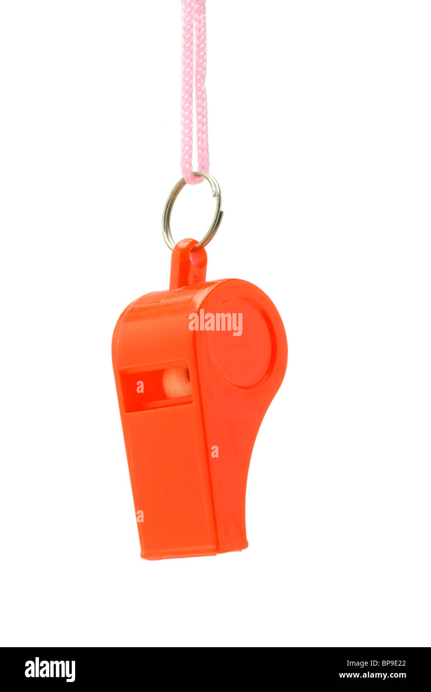 Sifflet en plastique rouge en suspension sur fond blanc Banque D'Images