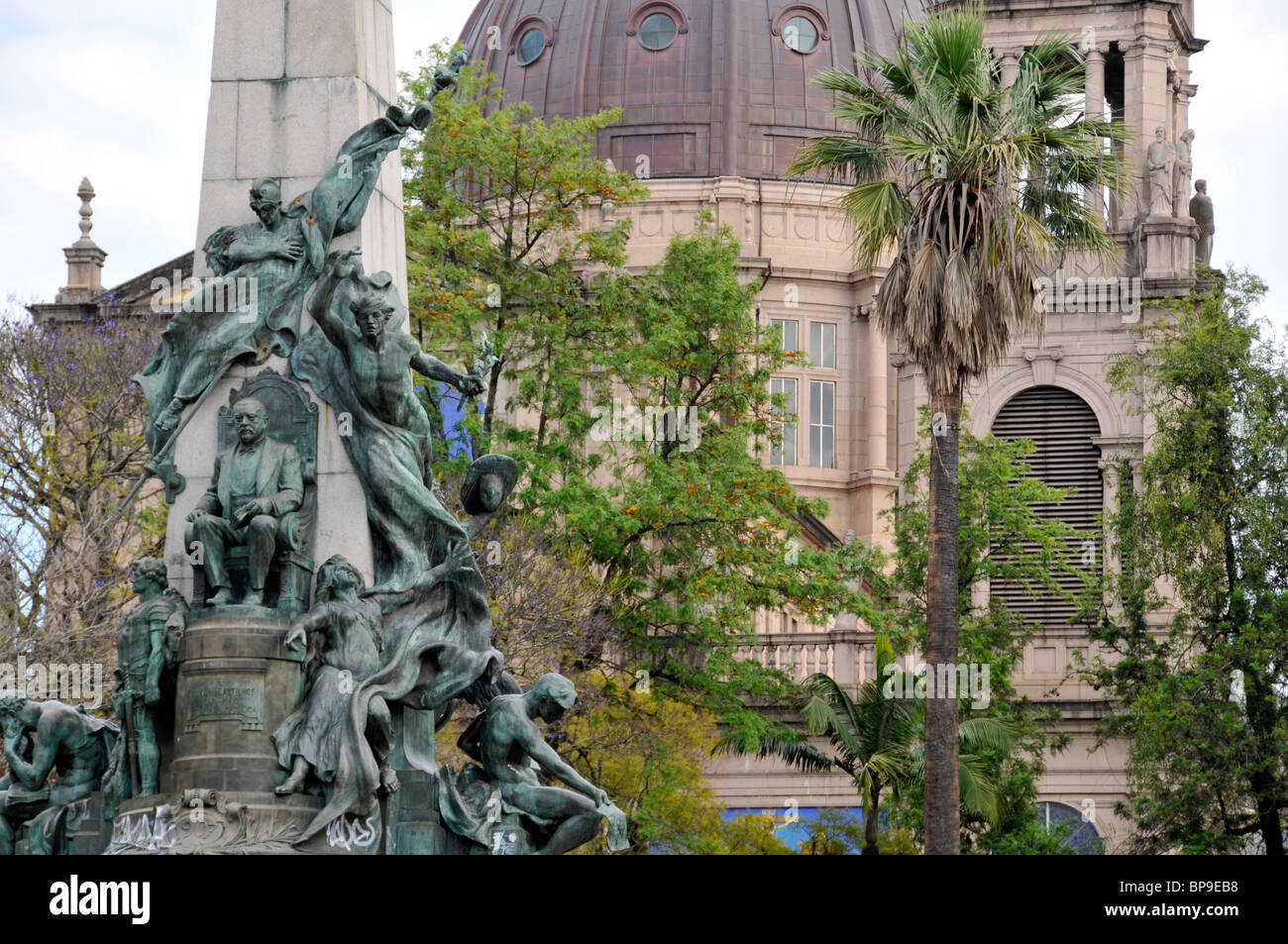Cathédrale Métropolitaine et statue, centre-ville, Porto Alegre, Rio Grande do Sul, Brésil Banque D'Images