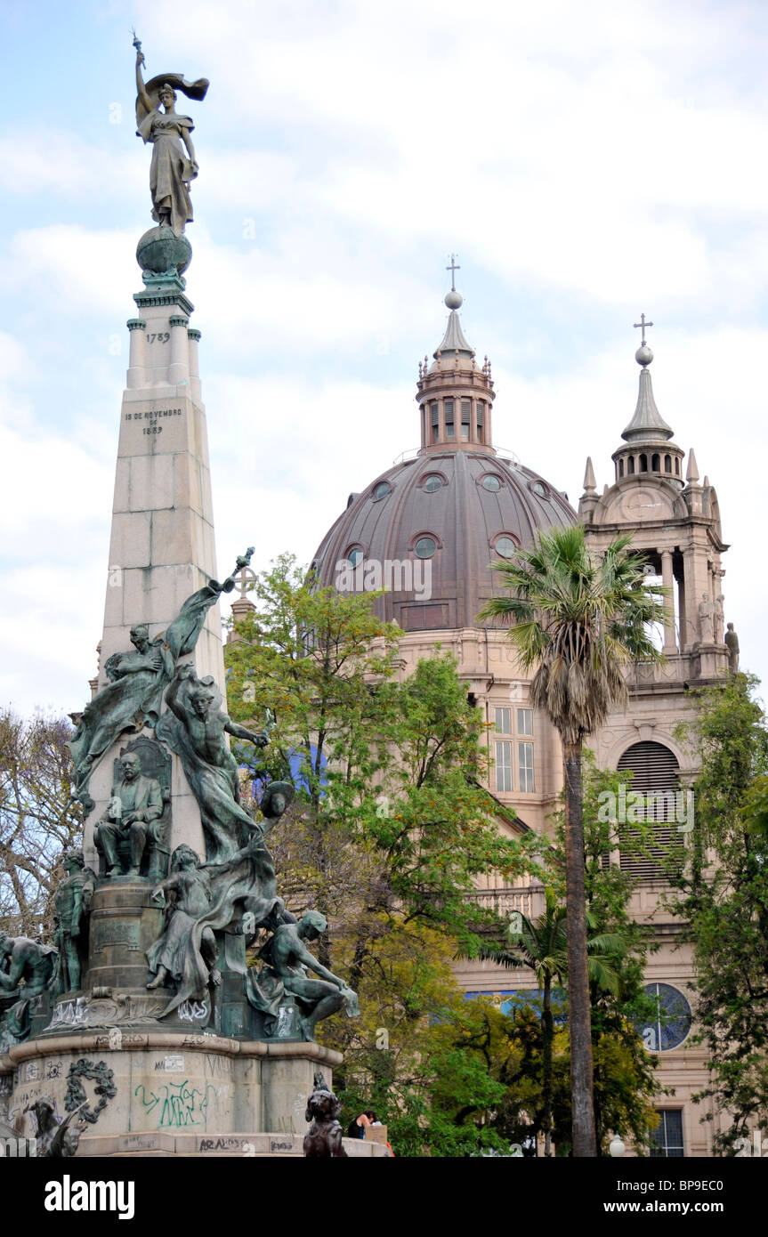 Cathédrale Métropolitaine et statue, centre-ville, Porto Alegre, Rio Grande do Sul, Brésil Banque D'Images