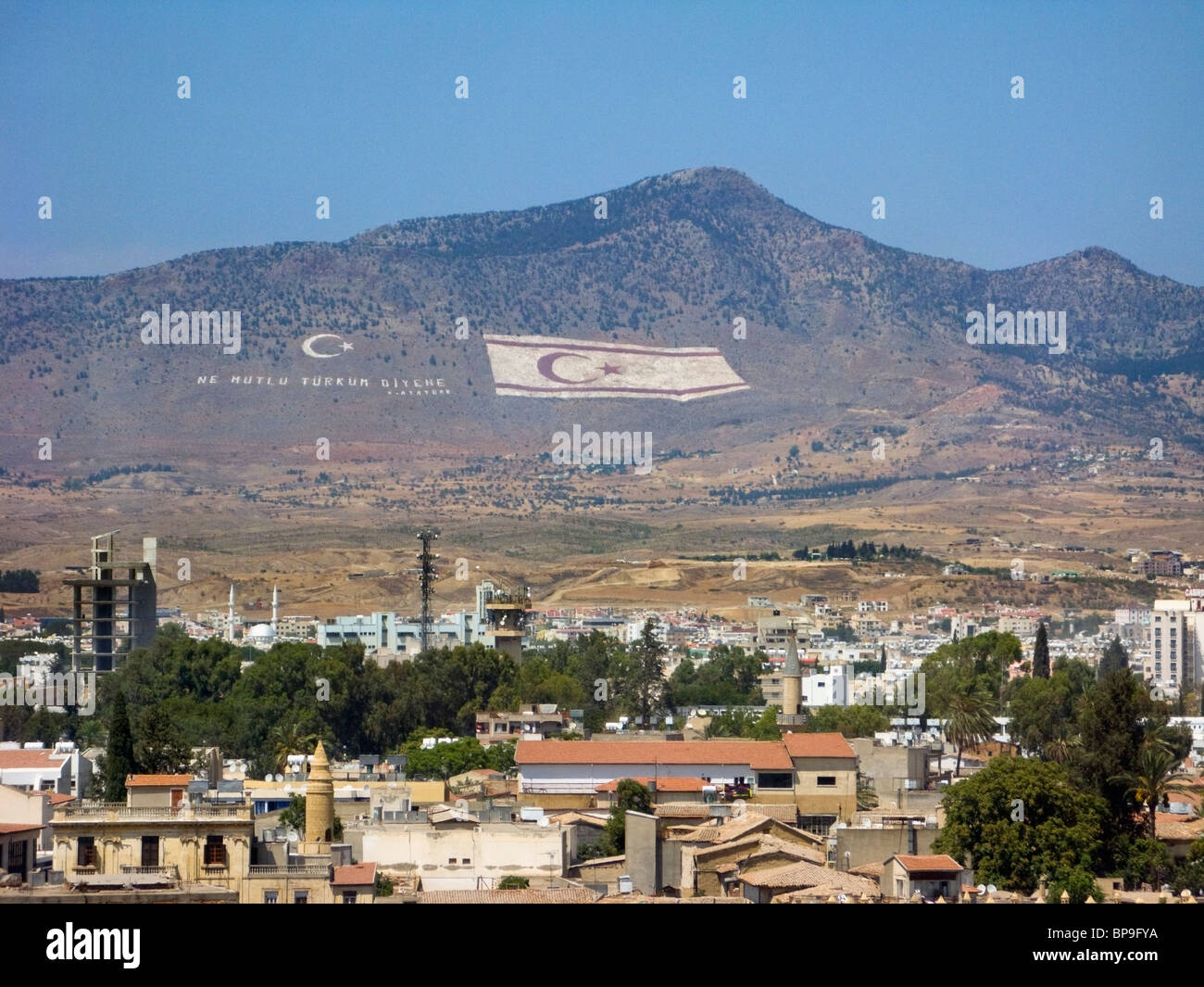 Drapeau turc et le drapeau de la République turque de Chypre du Nord peint sur le moountins Kyrenia Nicosie (Lefkosia) ci-dessus. Banque D'Images