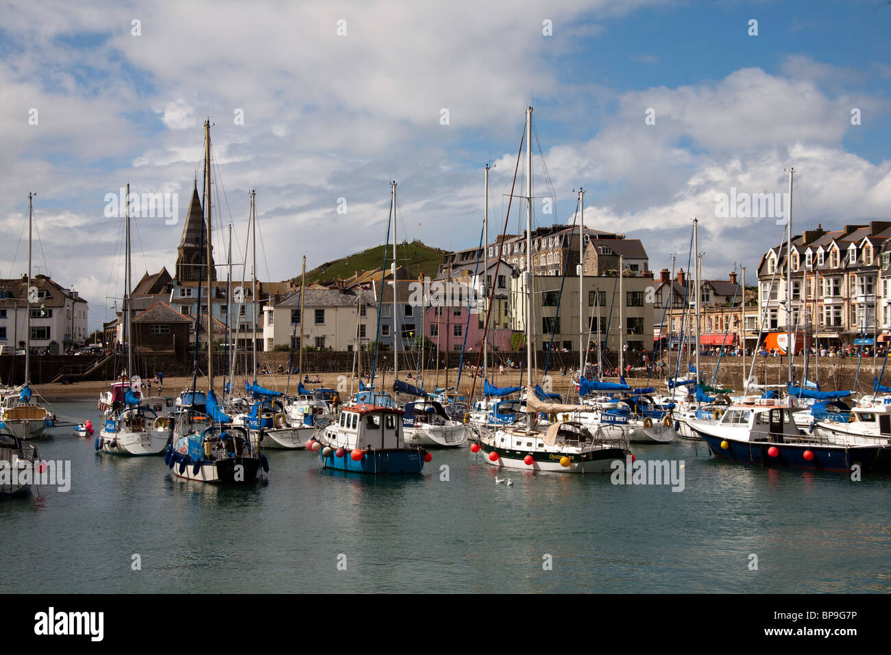 Les bateaux de pêche et yachts amarrés dans le port de Perros-Guirec sur la côte nord du Devon Banque D'Images