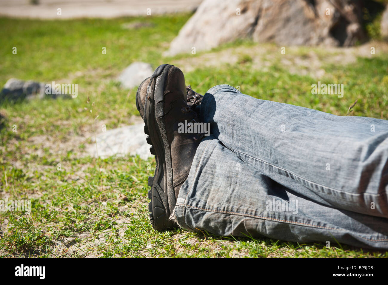 Détail de pieds de vieilles bottes en cuir pour la randonnée sur l'herbe Banque D'Images