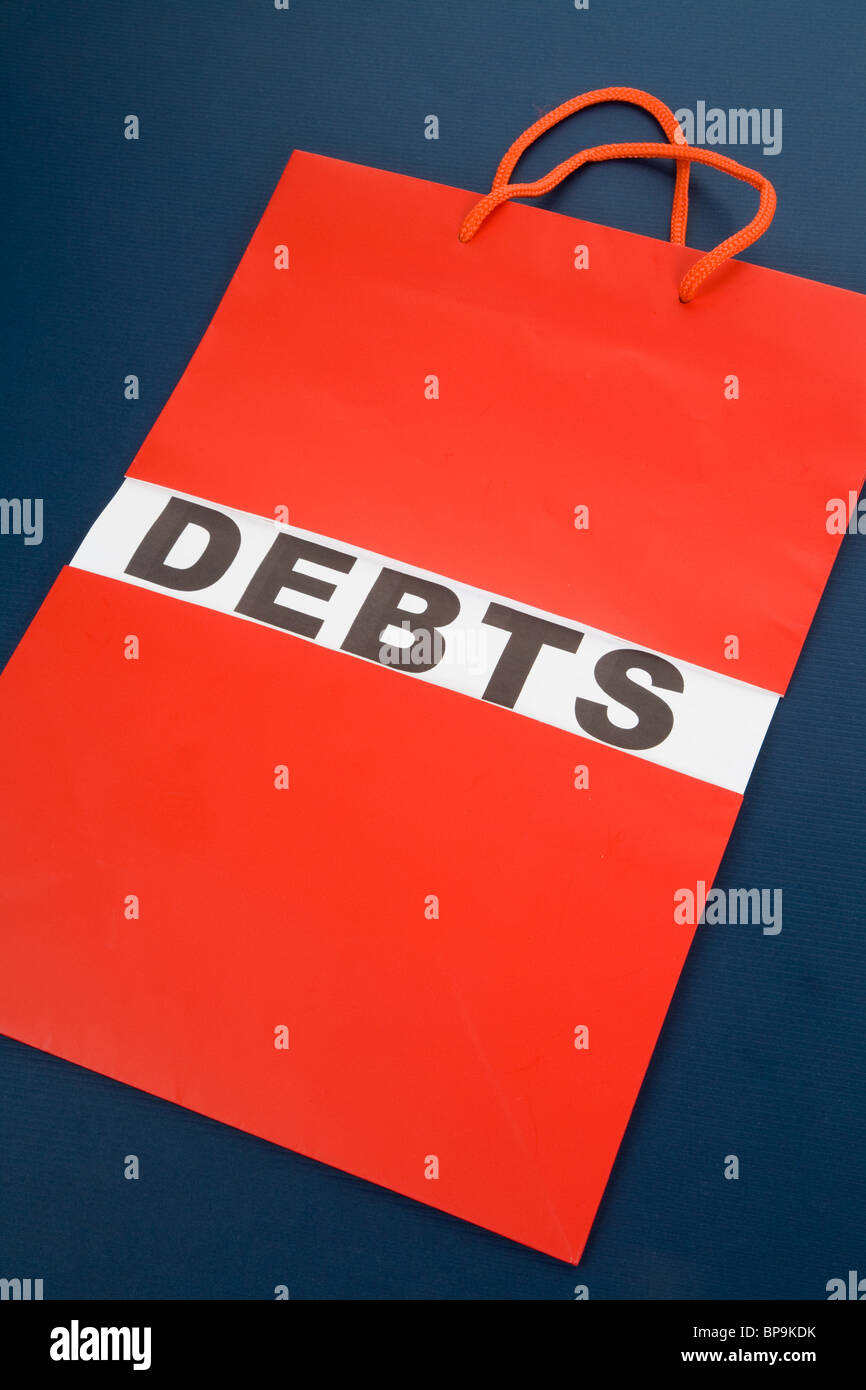 Panier et dettes mot concept de difficulté financière Banque D'Images