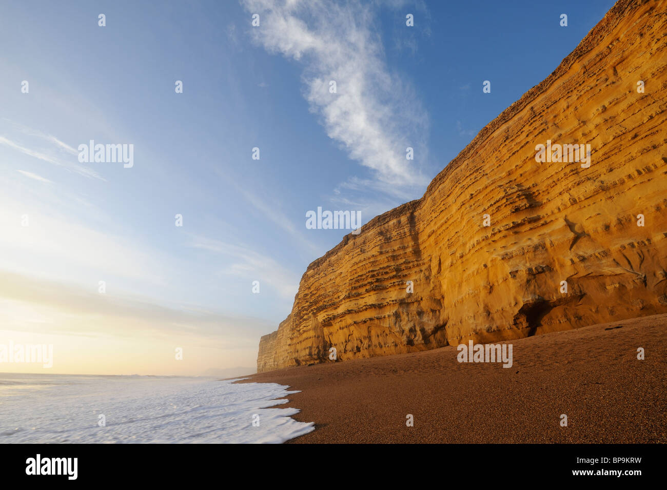 Burton Bradstock falaises éclairées par le soleil couchant. Burton Bradstock fait partie de la côte jurassique du Dorset. Banque D'Images