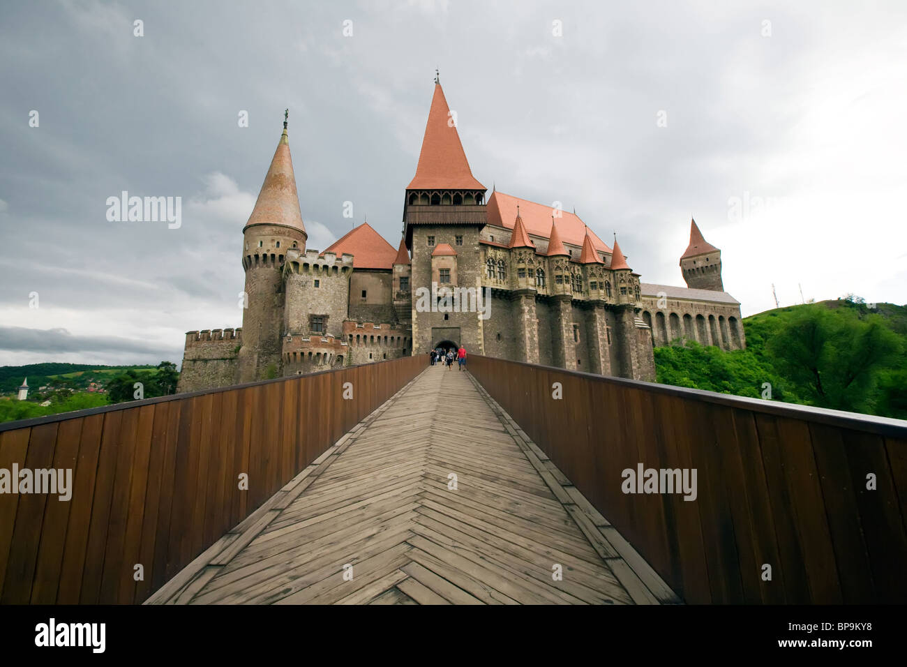 On pense qu'est l'endroit où Vlad III de la Valachie communément connu sous le nom de Dracula était retenu prisonnier situé dans la ville de Hunedoara Objectif grand angle sur Tr Banque D'Images
