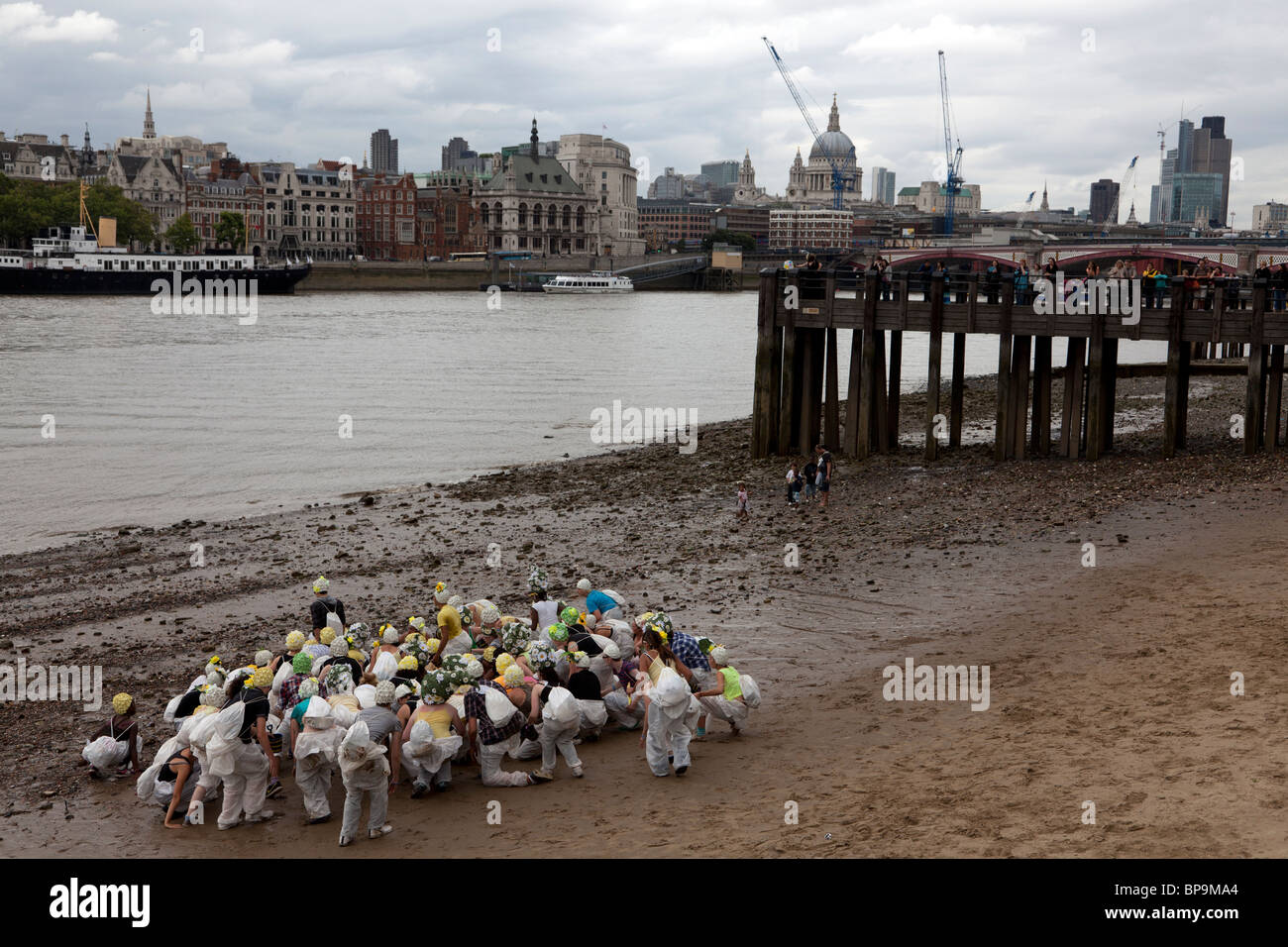 L'Art de la performance sur une plage près de Thames Gabriel's Wharf, Southbank, Londres, Angleterre, Royaume-Uni. Banque D'Images