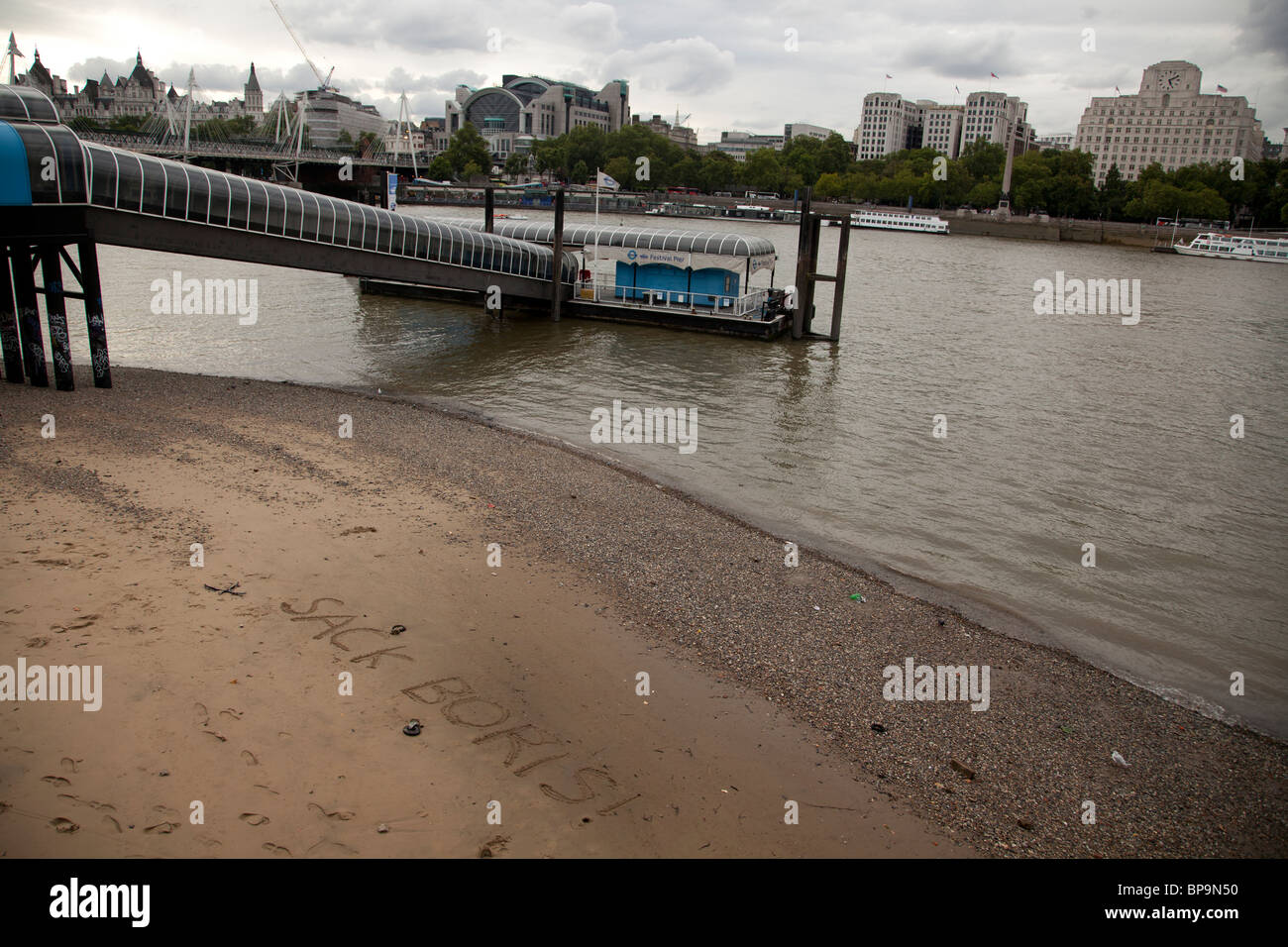 Sac BORIS ! Rayé dans le sable sur une plage près de Thames Festival Pier, Southbank, Londres, Angleterre, Royaume-Uni. Banque D'Images