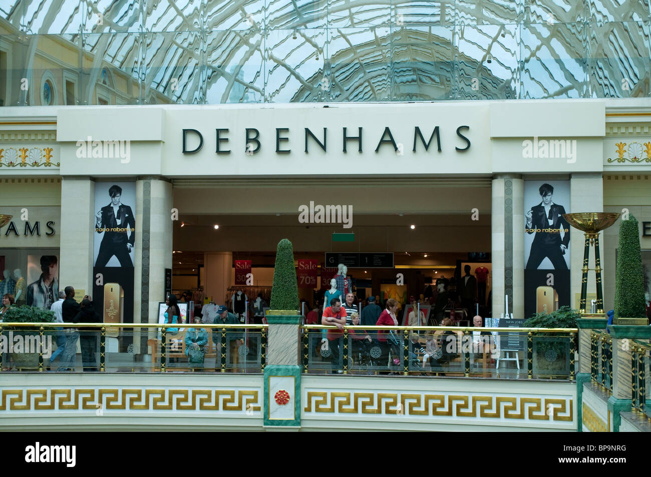 Magasin Debenhams dans le centre Trafford, Manchester, UK Banque D'Images