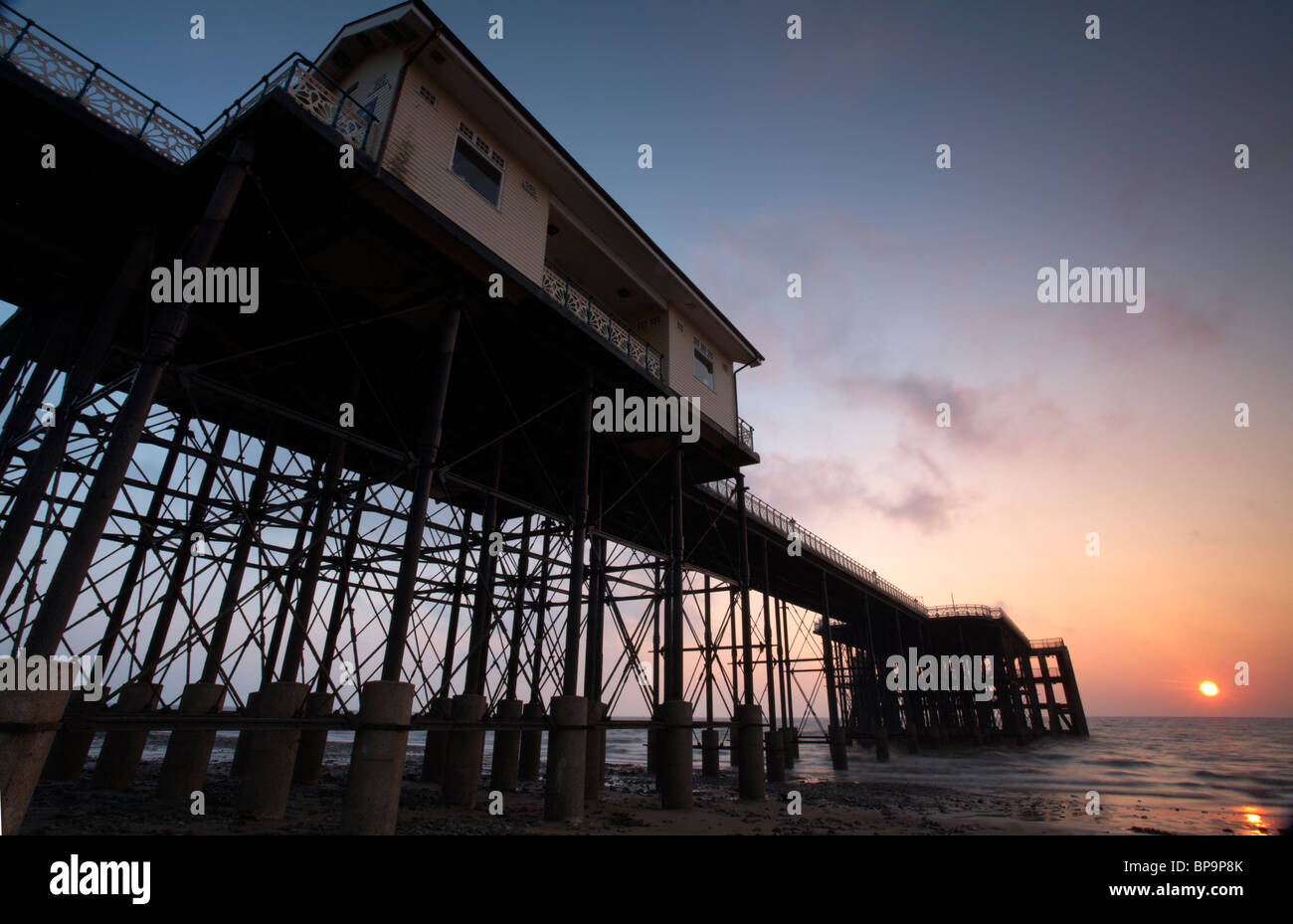 Penarth Pier, Vale of Glamorgan, Pays de Galles, à l'aube. Banque D'Images