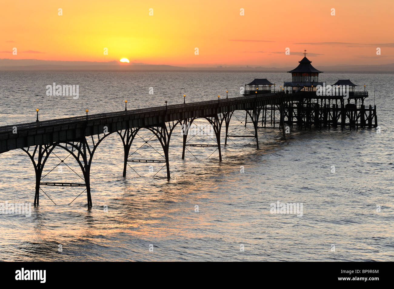 La jetée de Clevedon, North Somerset, au coucher du soleil. Clevedon Pier est le seul parfaitement intact, Grade 1 énumérés pier au Royaume-Uni. Banque D'Images
