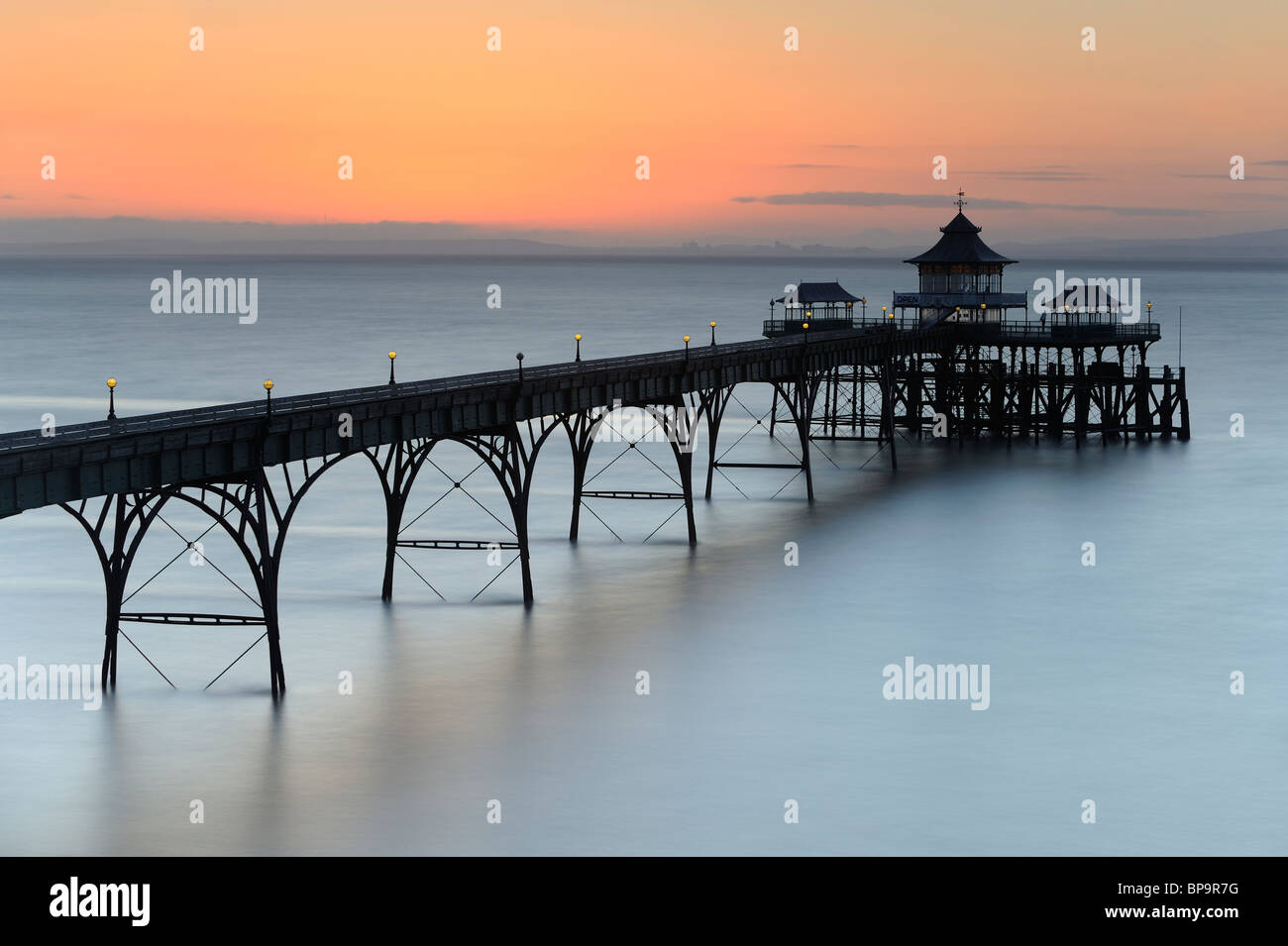 La jetée de Clevedon, North Somerset, juste après le coucher du soleil. Clevedon Pier est le seul parfaitement intact, Grade 1 énumérés pier au Royaume-Uni. Banque D'Images