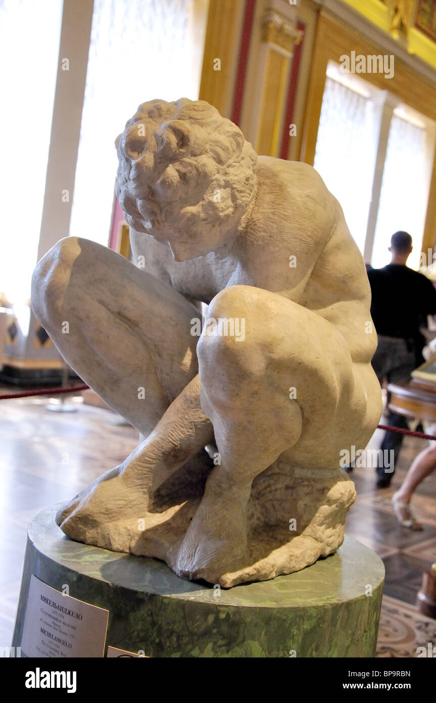 Garçon accroupi statue de Michel-Ange, le cabinet d'art italien, Musée de l'Ermitage, Saint-Pétersbourg, Russie Banque D'Images