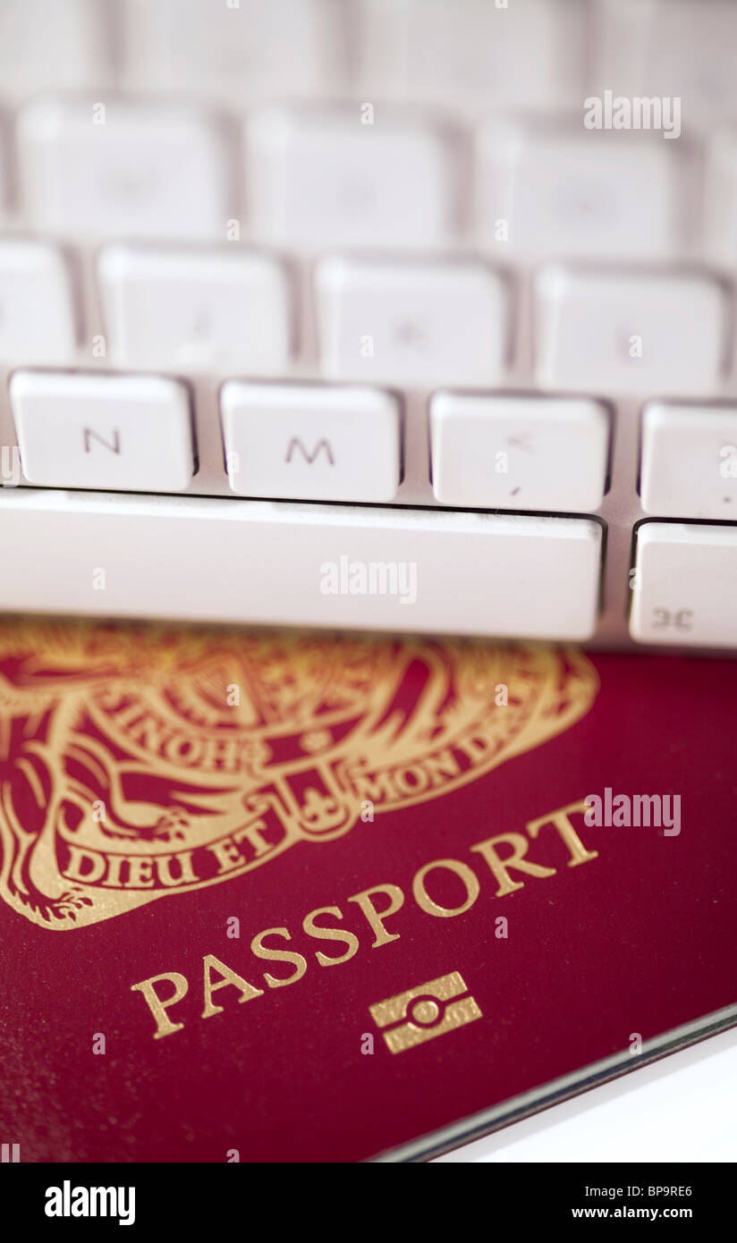 Passeport avec un clavier d'ordinateur Banque D'Images
