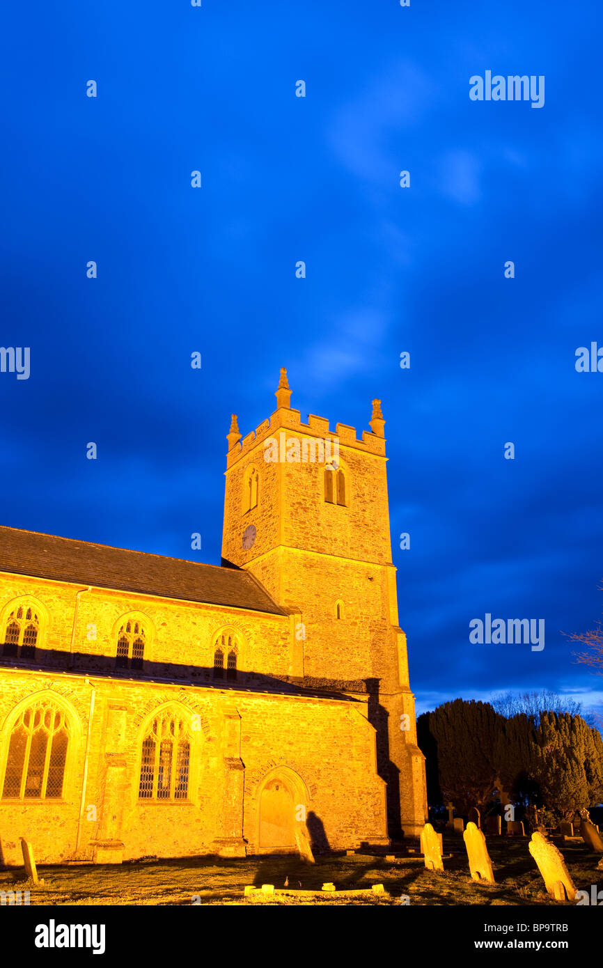 All Saints' Church, à l'Est Winch éclairés la nuit à Norfolk Banque D'Images
