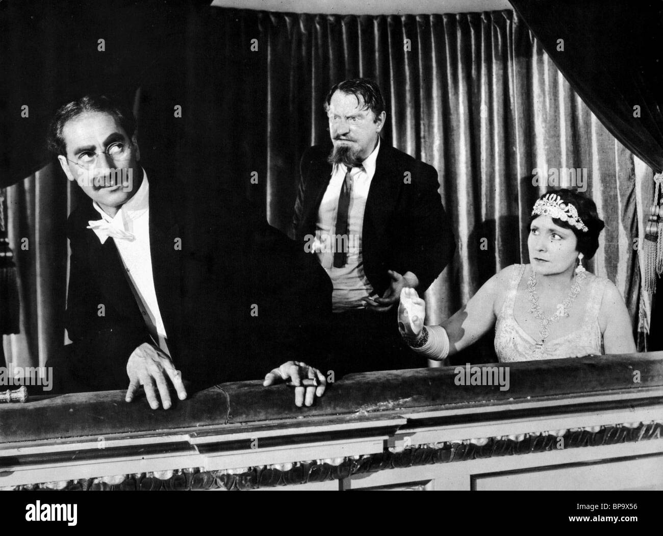 GROUCHO MARX, MARGARET DUMONT, A Night at the Opera, 1935 Banque D'Images