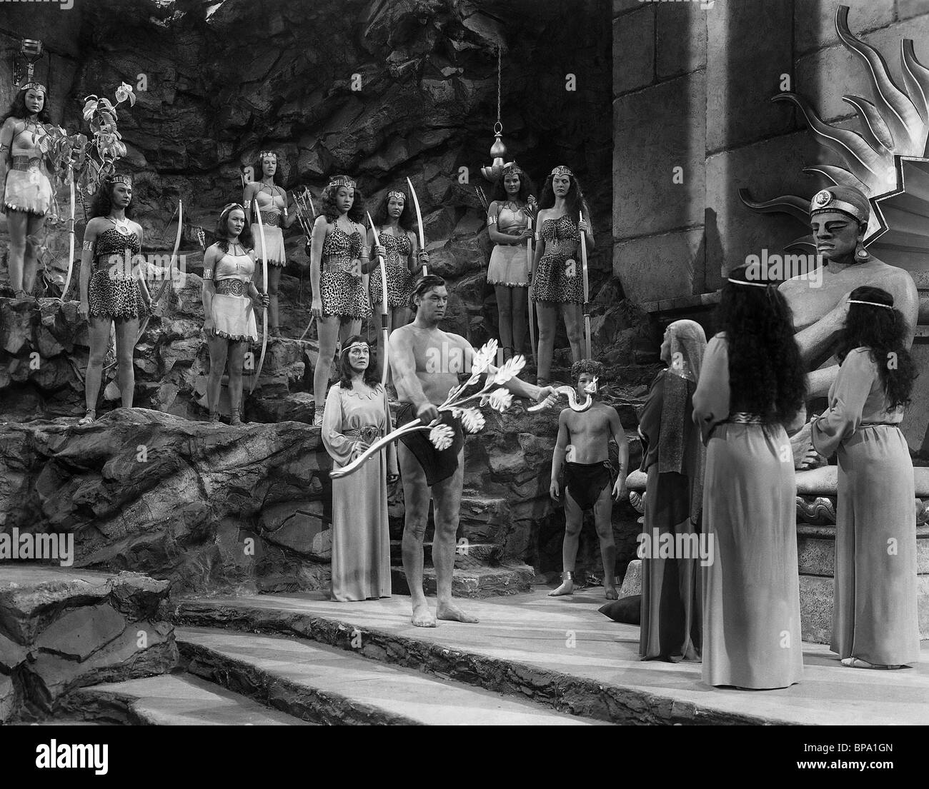 JOHNNY WEISSMULLER TARZAN ET LES AMAZONES (1945) Banque D'Images