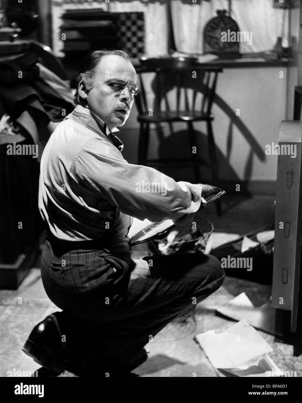 HERBERT LOM L'HOMME QUI REGARDAIT PASSER LES TRAINS (1952) Banque D'Images