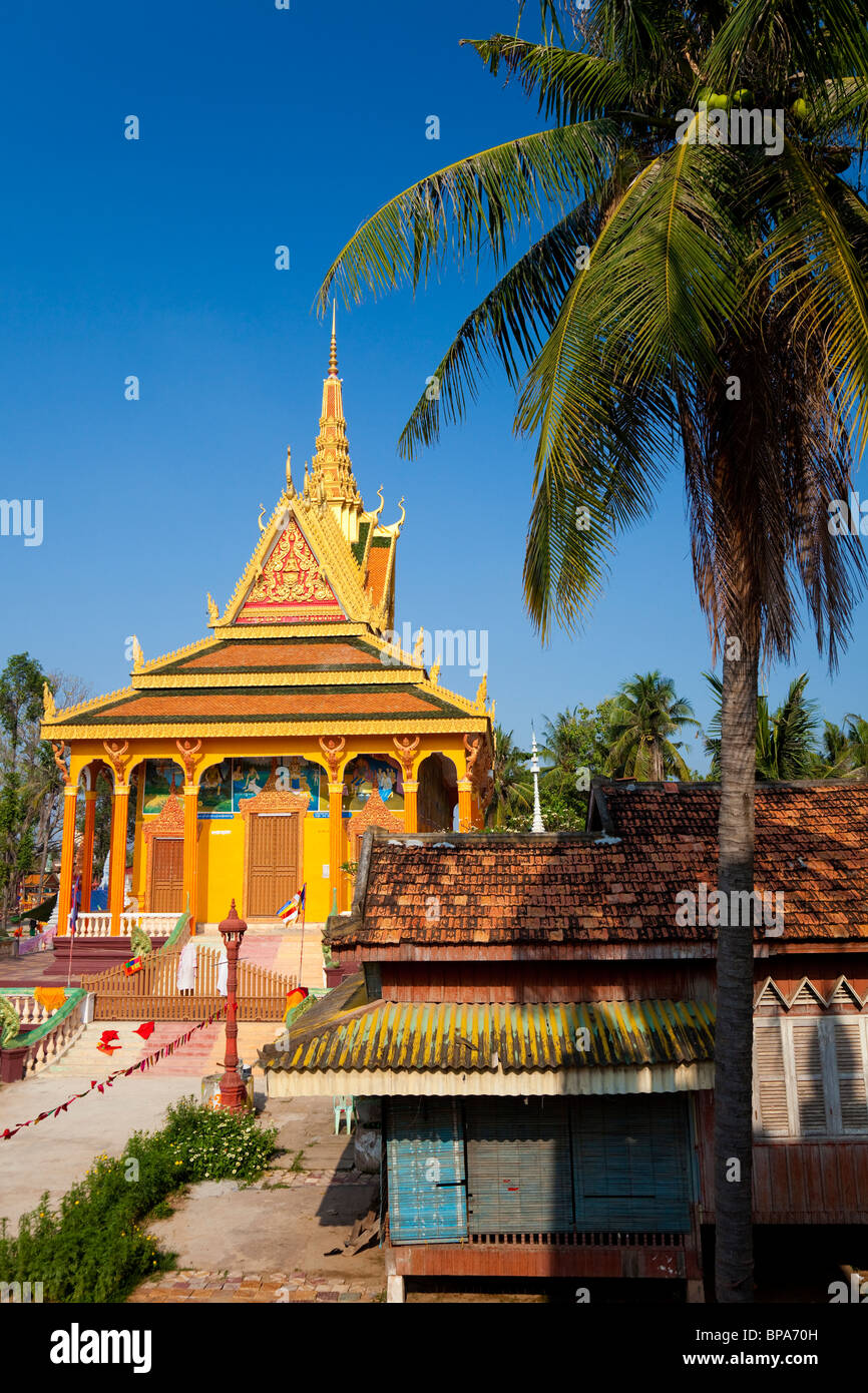 Pagode cambodgienne et palm tree - Province de Kandal, Cambodge Banque D'Images