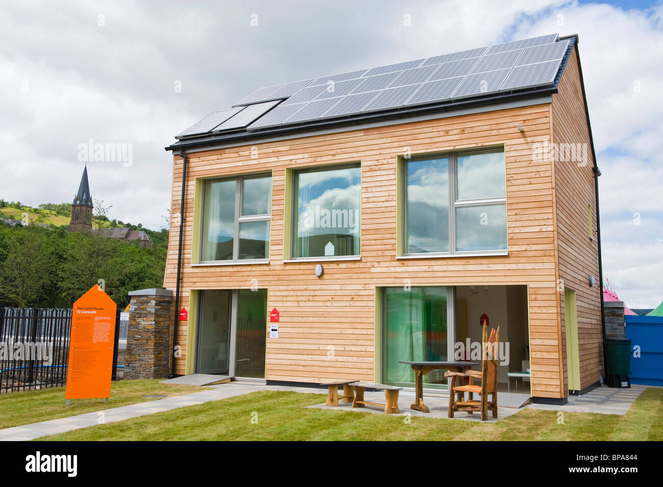 Zéro Carbone plaqué bois maison passive avec triple vitrage et le toit recouvert de panneaux solaires pour l'électricité et l'eau chaude Banque D'Images