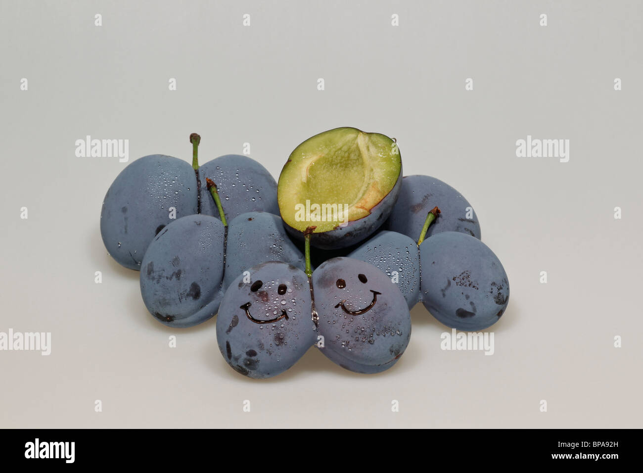 Lits jumeaux de fruits de prunes avec des gouttes d'eau comme smiley Banque D'Images