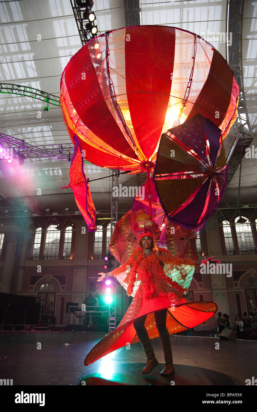 Notting Hill Carnival 2010, Grand Carnival costume Costume Splash, concours, Alexandra Palace, Groupe Elimu Arts Paddington Banque D'Images