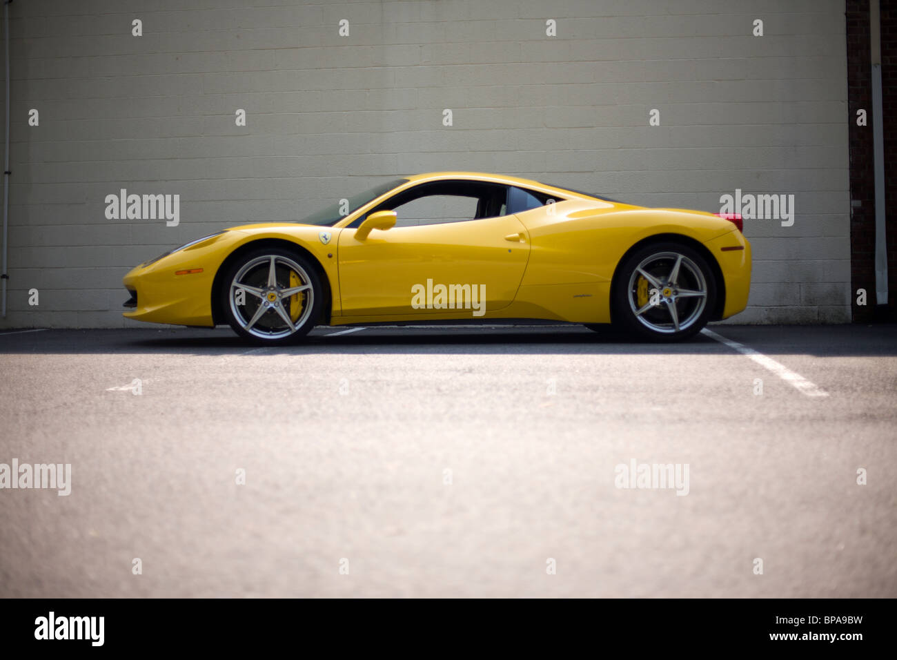 Une nouvelle voiture sport jaune Banque D'Images