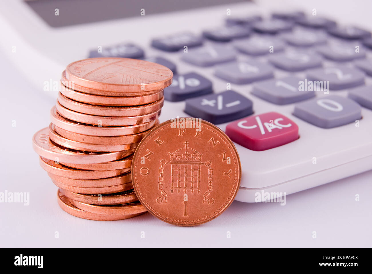 Un Pence Coins par une calculatrice Banque D'Images