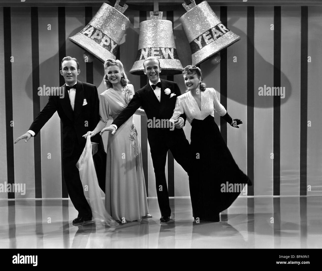 BING CROSBY, Marjorie REYNOLDS, Fred Astaire, VIRGINIA DALE, HOLIDAY INN, 1942 Banque D'Images