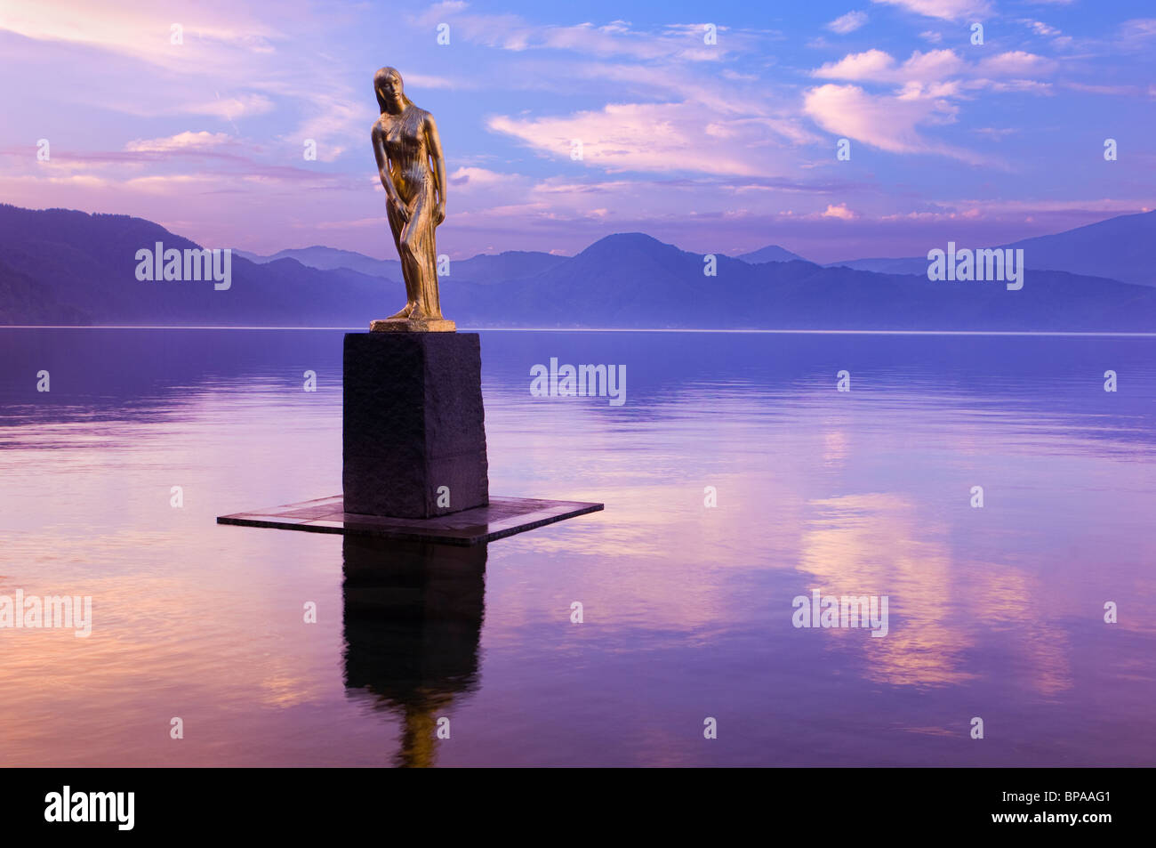 La célèbre statue d'or de Tatsuko au coucher du soleil. Banque D'Images