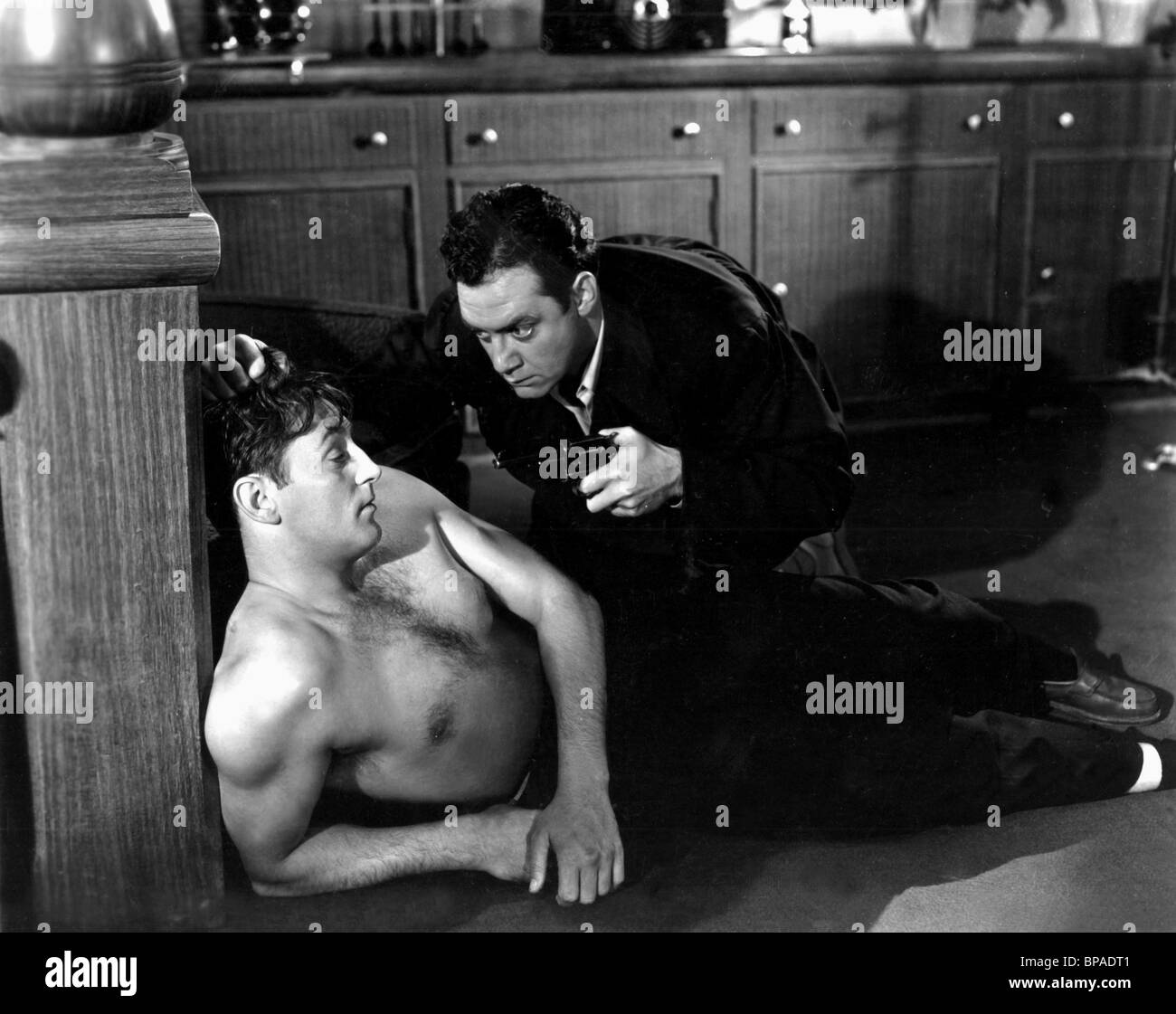 ROBERT MITCHUM, RAYMOND BURR, son type de femme, 1951 Banque D'Images