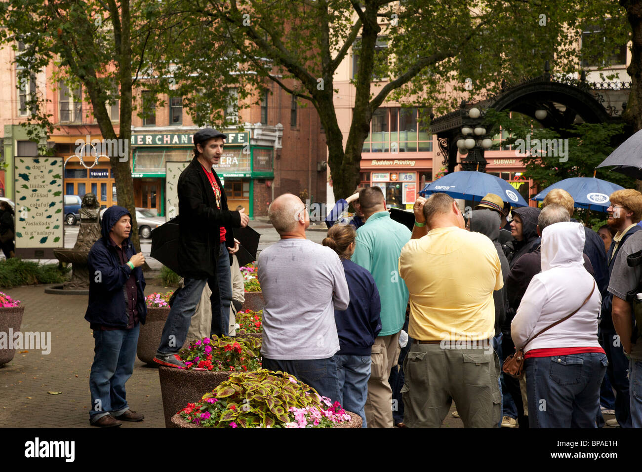 Tour guide traitant d' groupe. Visite souterraine de Seattle. Banque D'Images