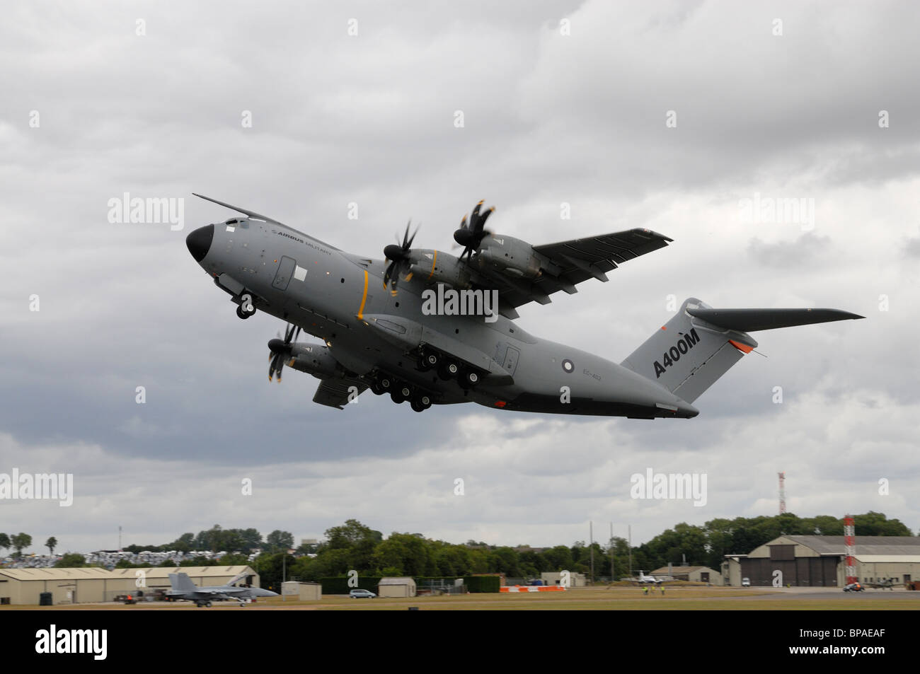 Airbus A400M ( futur gros aéronefs) Avion de transport militaire tactique prend son envol à l'affichage à l'RIAT Airshow Banque D'Images