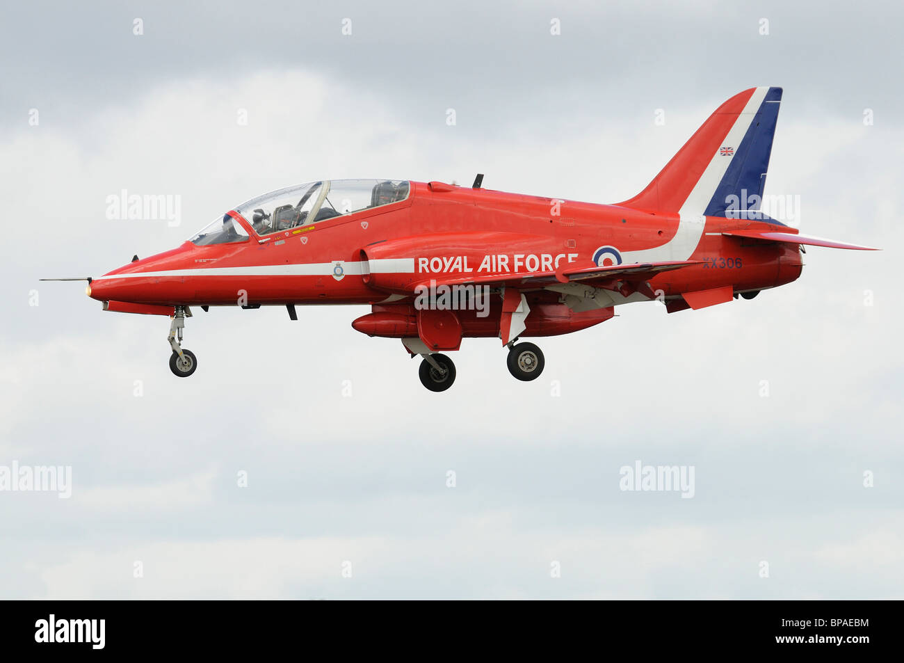 Royal Air Force britannique Hawk T1A jet trainer XX306 de l'équipe de voltige des flèches rouges arrive sur terre à RAF Fairford Banque D'Images